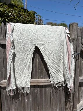 Siizu light gray with blush rose viscose wrap scarf. NWT!